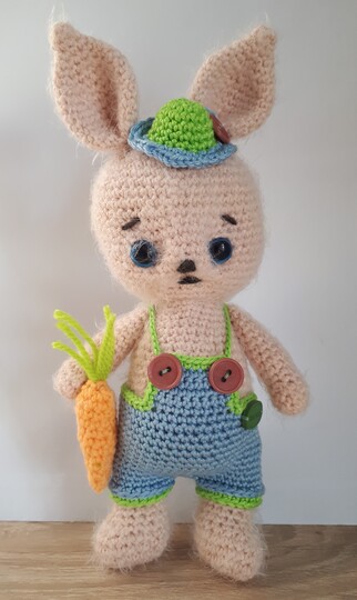 Häkelanleitung Häschen mit Latzhose