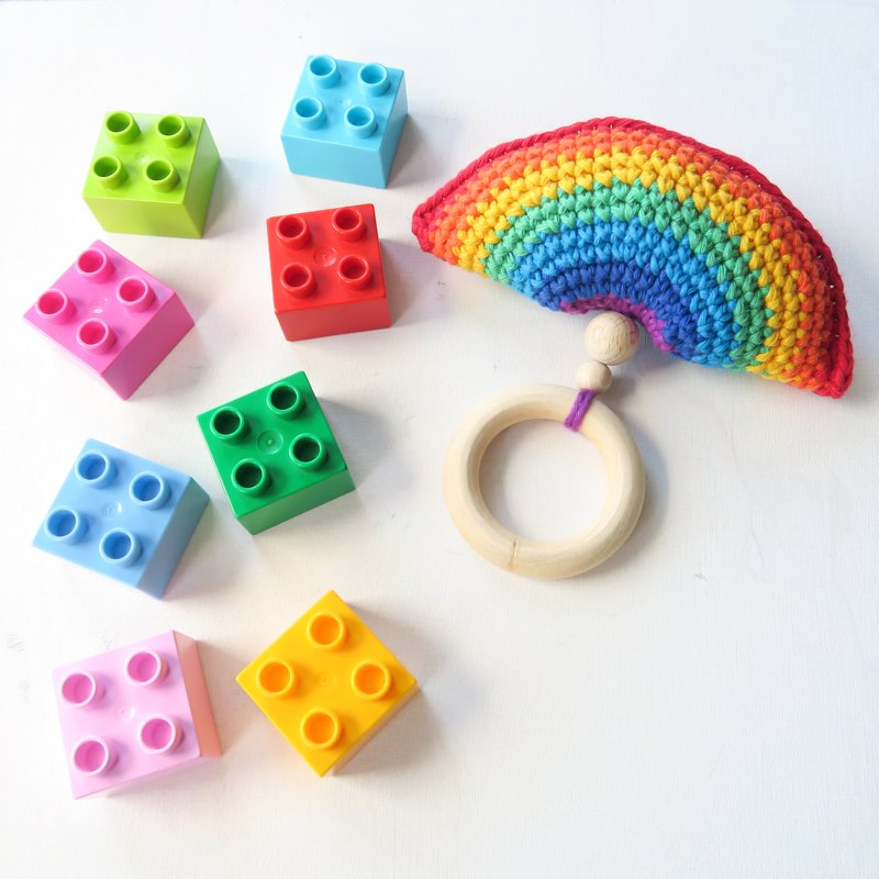 Häkelanleitung - Regenbogen Beißring &amp; Rassel