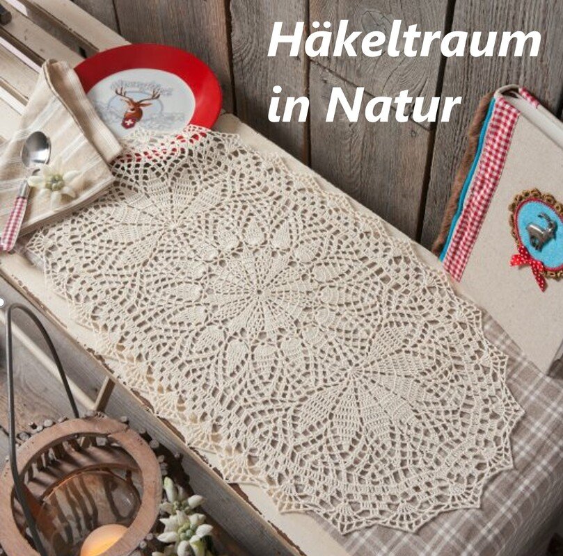 Cremefarbener gehäkelter Tischläufer mit floralen Mustern auf Holztisch
