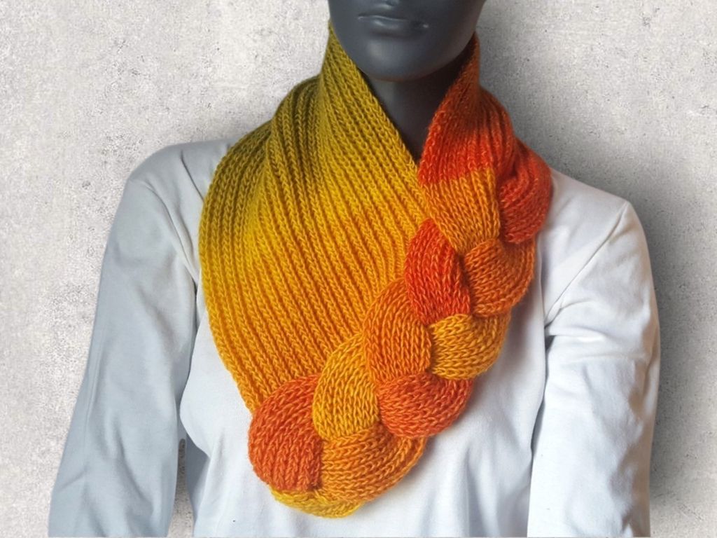 Gestrickter Kragenschal in Gelb-Orange mit geflochtenem Zopf an Mannequin