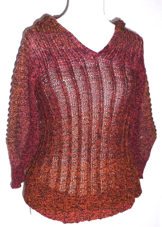Gestrickter V-Ausschnitt-Pullover in Rot-Orange-Braun mit vertikaler Rippenstruktur auf Büste