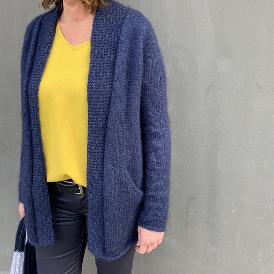 Strickjacke mit schrägen Tascheneingriffen, Strickanleitung