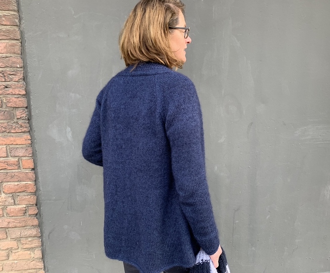 Strickjacke mit schrägen Tascheneingriffen, Strickanleitung