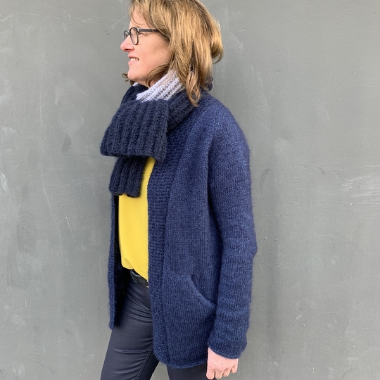 Strickjacke mit schrägen Tascheneingriffen, Strickanleitung