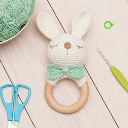 Häkelanleitung Babyrassel Hase