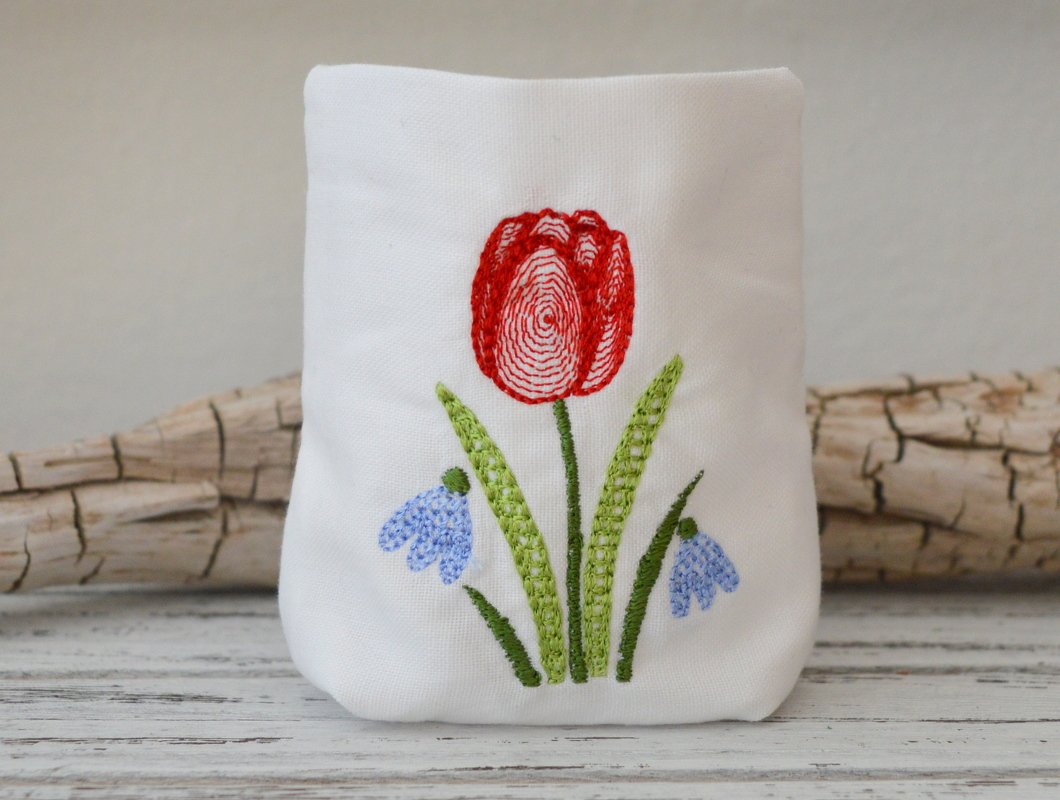 Weiße gestickte LED-Hülle mit roter Tulpe und blauen Schneeglöckchen