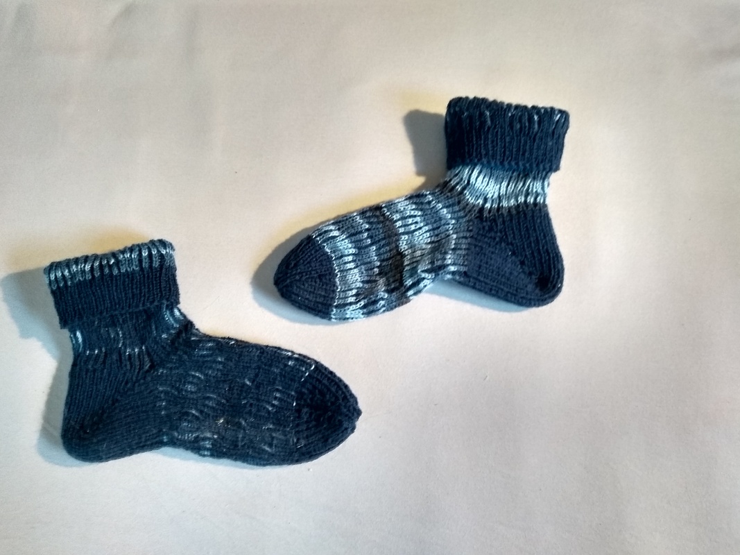 Gestrickte Socken in zweifarbigem Patent