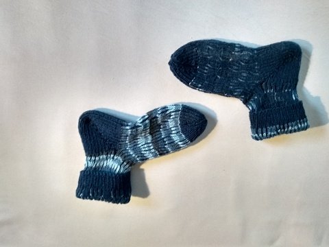 Gestrickte Socken in zweifarbigem Patent