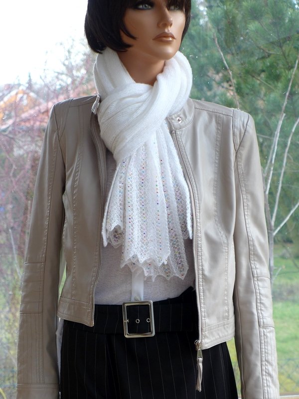 Mannequin mit weißem gestricktem Spitzenschal, beiger Lederjacke und schwarzem Rock