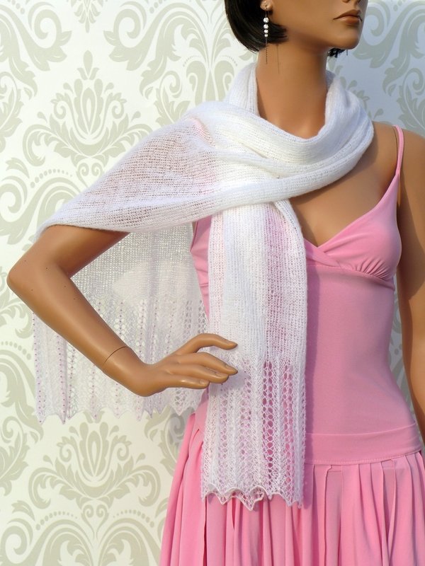 Mannequin mit weißem, feinem gestrickten Spitzenschal mit Lacemuster und gezacktem Saum
