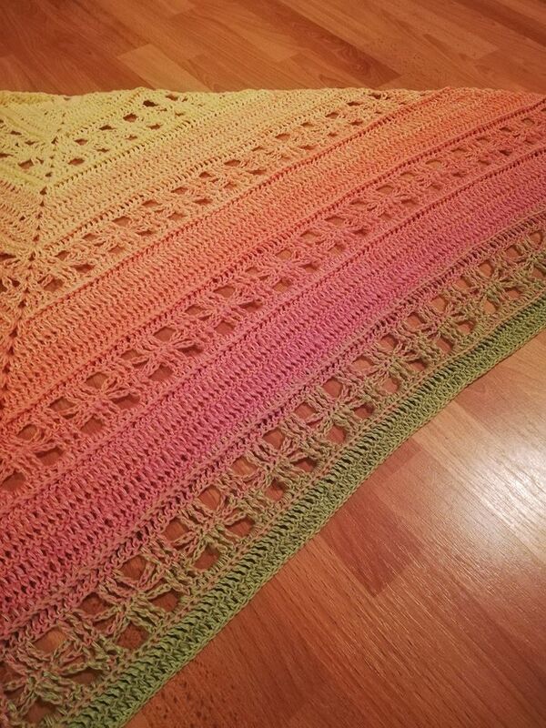 Gehäkeltes Dreieckstuch mit Lochreihen und Farbverlauf von Gelb zu Grün auf einem Holzboden