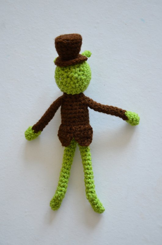 Gehäkelte Amigurumi-Figur, Rückansicht, grün und braun mit Zylinderhut