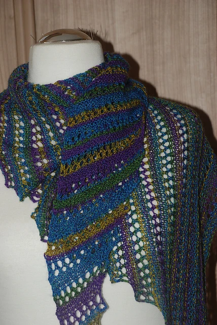 Gestricktes Dreieckstuch mit Streifen und Ajourmustern in Blau, Grün und Violett auf einer Schneiderpuppe