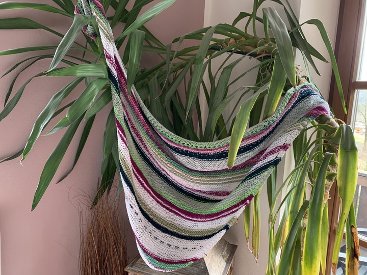 Gestricktes Garnmix-Dreieckstuch "Kilimanjaro"