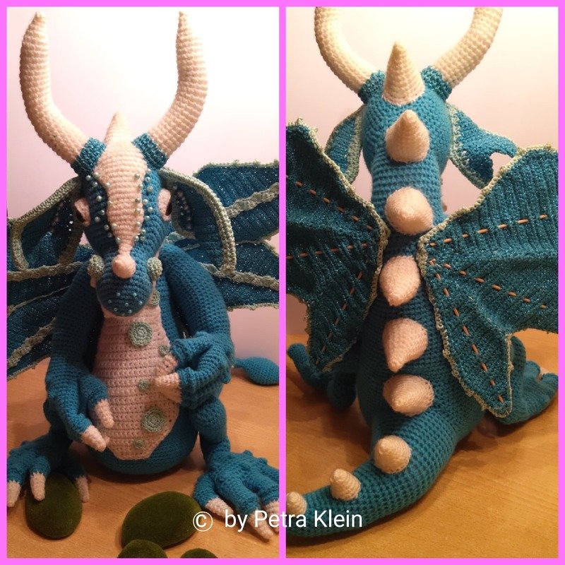 Gehäkelter Amigurumi-Drache in Türkis und Creme mit Hörnern, Flügeln und Rückenstacheln, Vorder- und Rückansicht