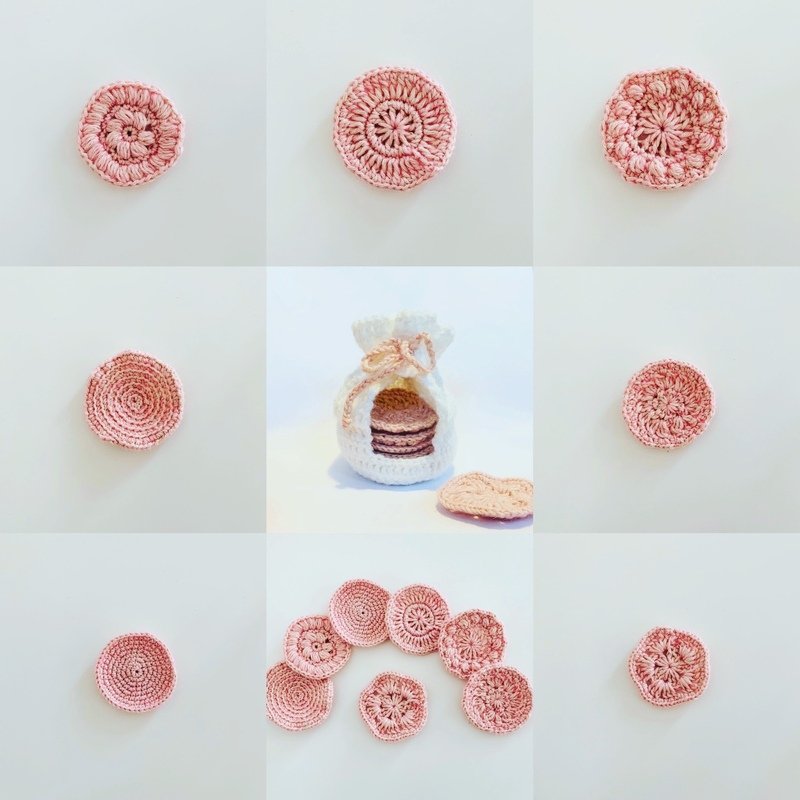 Rosa gehäkelte runde Abschminkpads mit unterschiedlichen Mustern und weißer gehäkelter Beutel mit Kordelzug