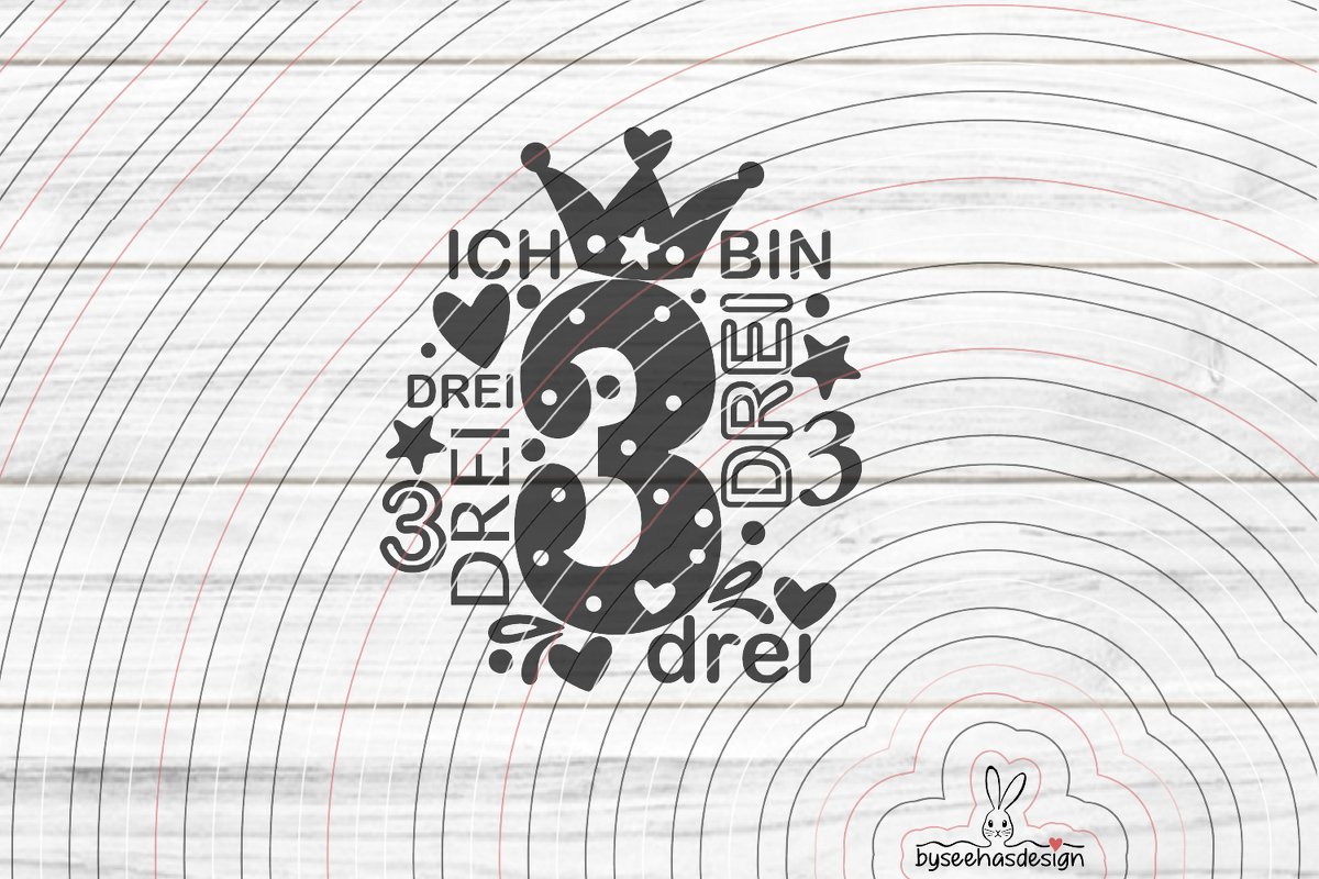 Schwarzes Plottmotiv „Ich bin DREI“ mit gepunkteter Zahl 3, Krone, Herzen und Sternen vor hellem Holzbrett-Hintergrund.