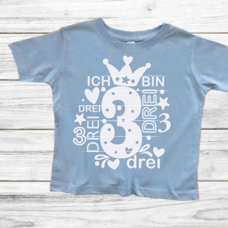 Hellblaues Kinder-T-Shirt mit weißem Plottdesign 'Ich bin drei' mit großer Zahl 3, Krone, Herzen und Sternen
