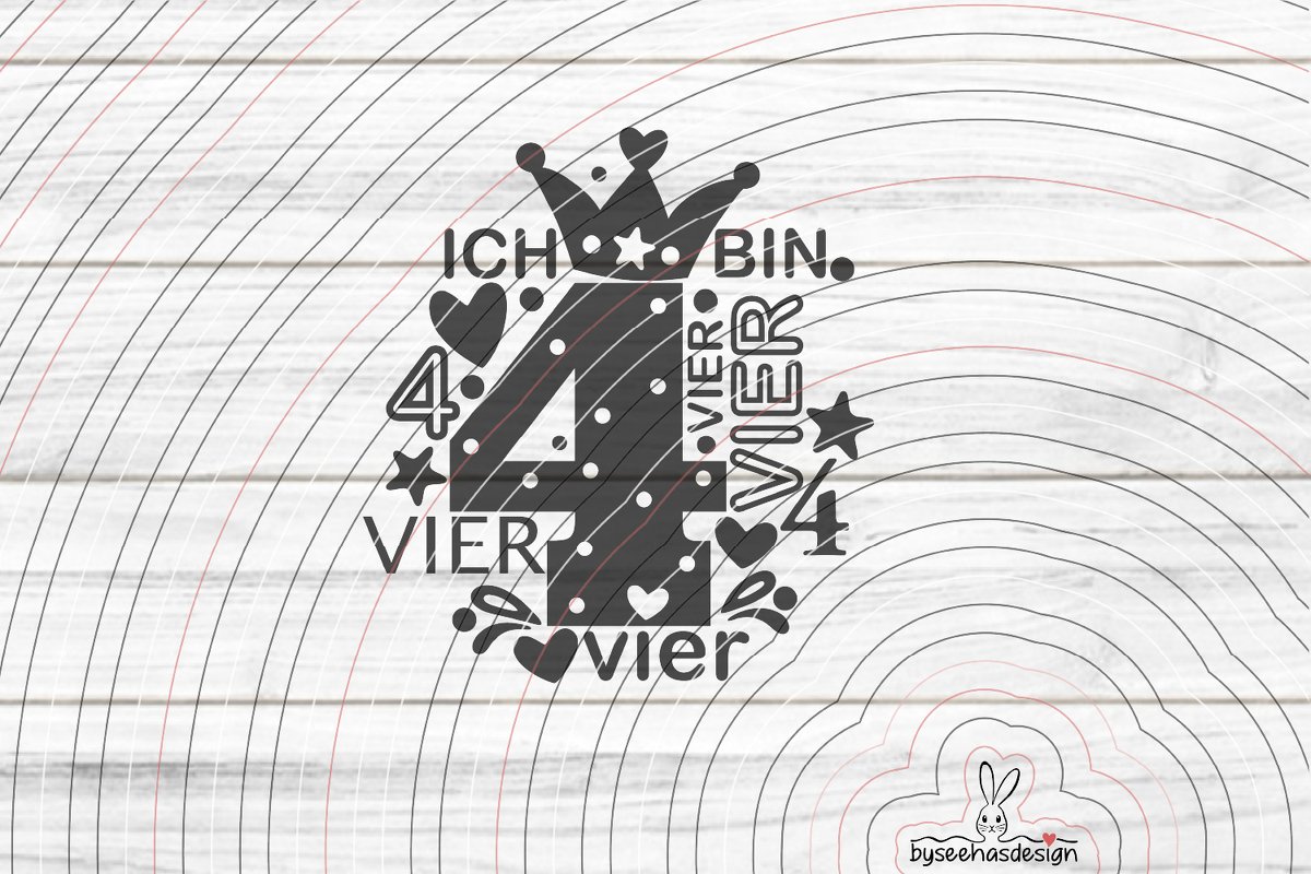 Dekorative Zahl vier mit Krone, Herzen und Punkten, Schriftzug 'ICH BIN VIER' in verspielter Anordnung, auf hell strukturiertem Holzhintergrund