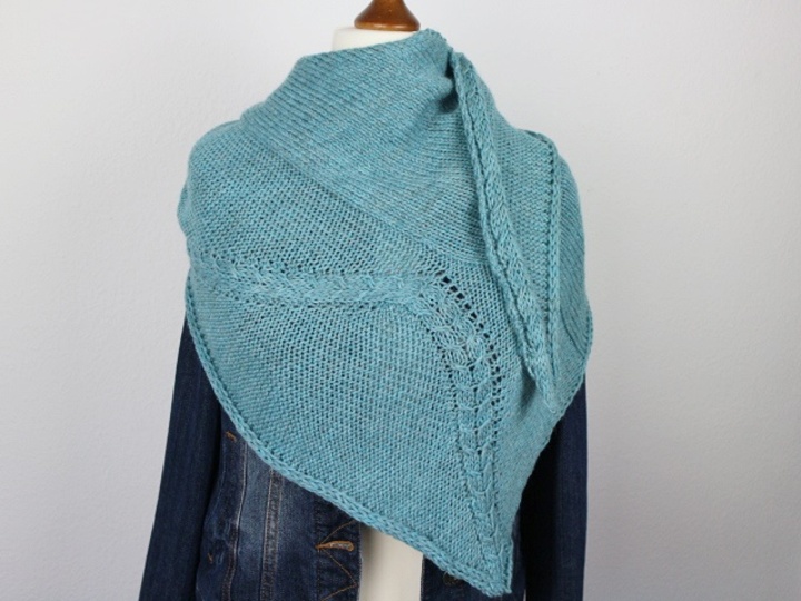 Strickanleitung Tuch "Wandernde Zöpfe"