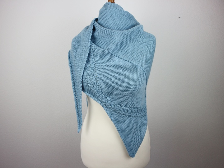 Strickanleitung Tuch "Wandernde Zöpfe"