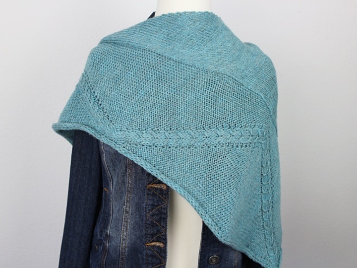 Strickanleitung Tuch "Wandernde Zöpfe"