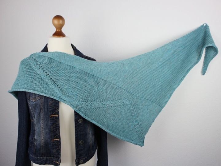 Strickanleitung Tuch "Wandernde Zöpfe"