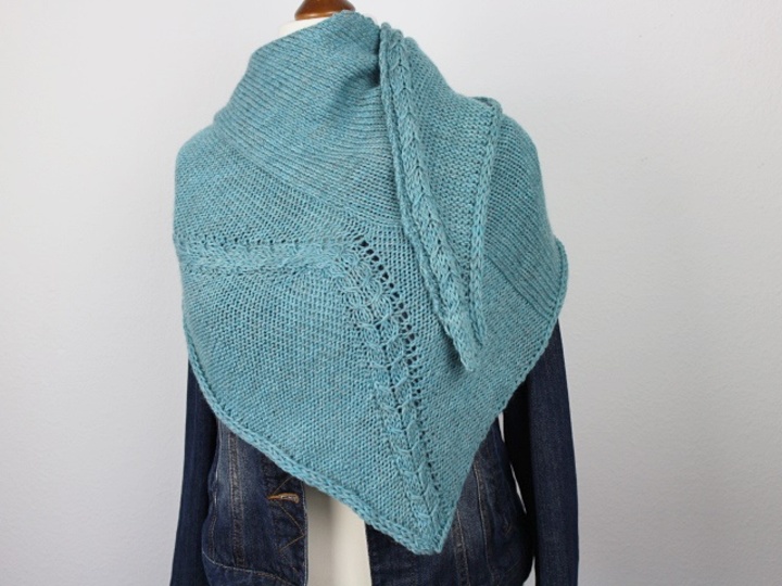 Strickanleitung Tuch "Wandernde Zöpfe"