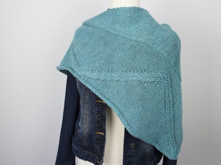 Strickanleitung Tuch "Wandernde Zöpfe"