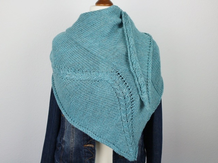 Strickanleitung Tuch "Wandernde Zöpfe"