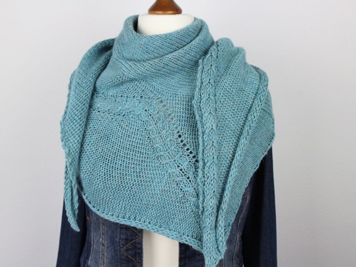 Strickanleitung Tuch "Wandernde Zöpfe"