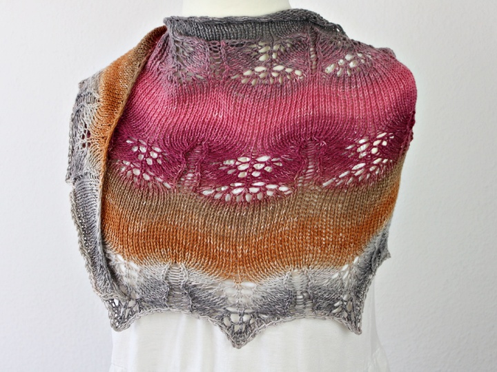 Strickanleitung Tuch halbrund mit Lacemuster – Daybreak