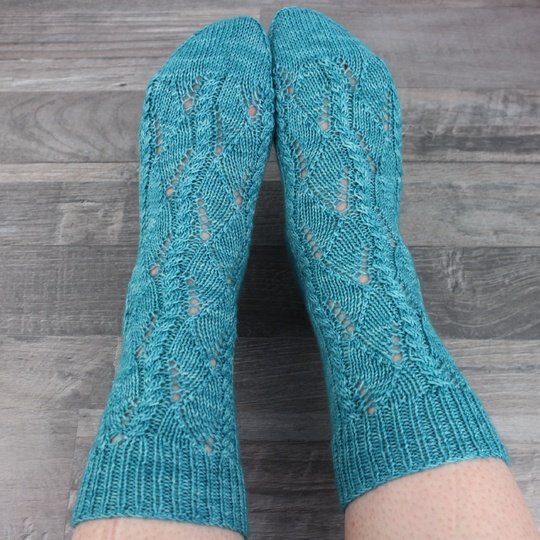 Strickanleitung Socken Morning Dew – Zopf- & Ajourmuster Socken – PDF