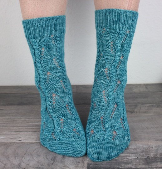 Strickanleitung Socken Morning Dew – Zopf- & Ajourmuster Socken – PDF