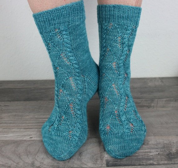 Strickanleitung Socken Morning Dew – Zopf- & Ajourmuster Socken – PDF