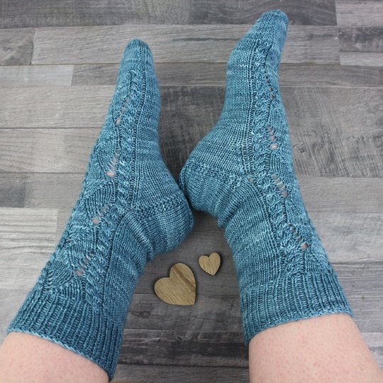 Strickanleitung Socken Morning Dew – Zopf- & Ajourmuster Socken – PDF