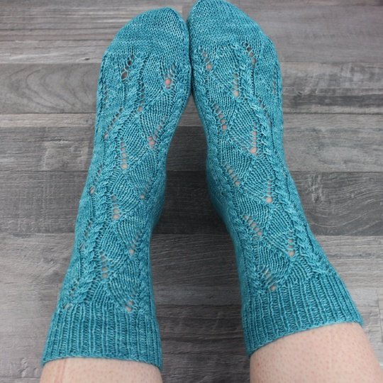 Strickanleitung Socken Morning Dew – Zopf- & Ajourmuster Socken – PDF