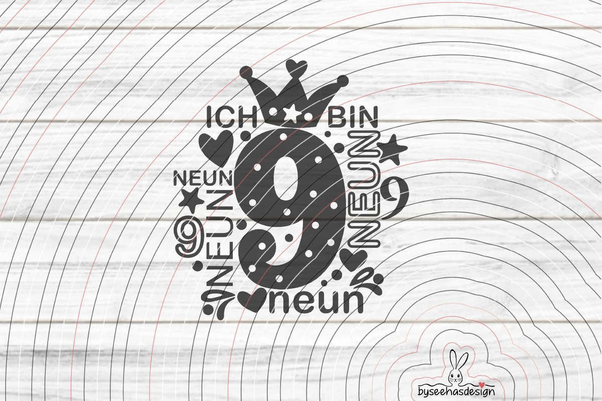 Verspieltes schwarzes Neun-Motiv mit Krone, Herzen und Sternen auf hellem Holztextur-Hintergrund