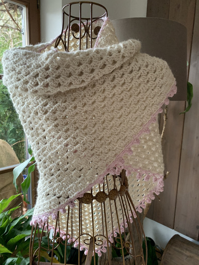 Weiches Häkeltuch aus Alpaka "Rose Buds"