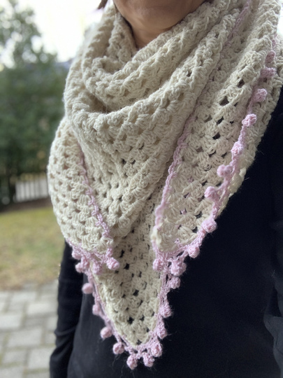 Weiches Häkeltuch aus Alpaka "Rose Buds"