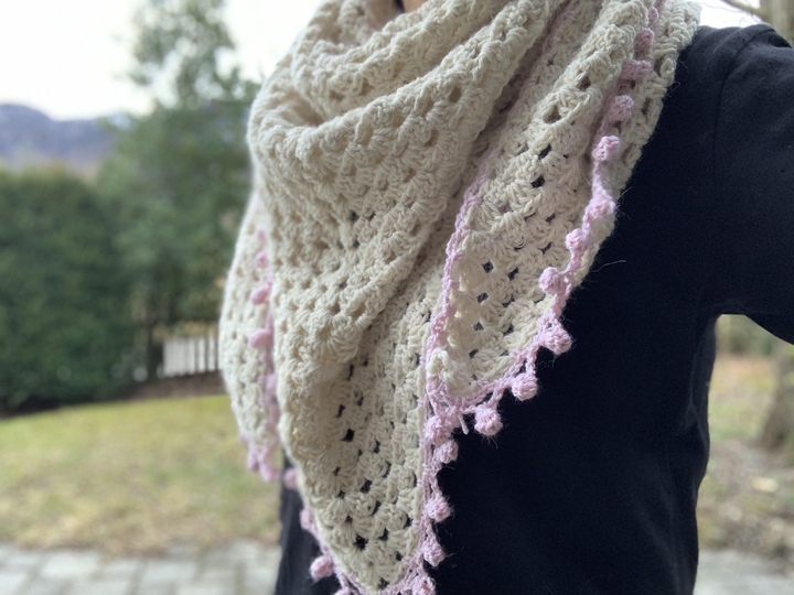 Weiches Häkeltuch aus Alpaka "Rose Buds"