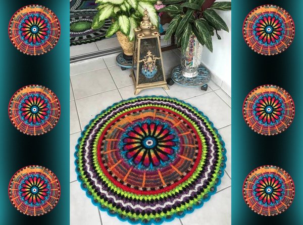 Runder, farbenfroher gefilzter Häkelteppich im Mandala‑Design auf Fliesenboden neben Pflanzen