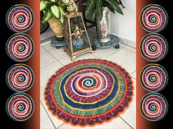 Runder bunter Häkelteppich mit Spiralmuster auf hellem Fliesenboden neben Pflanzen und Laterne.