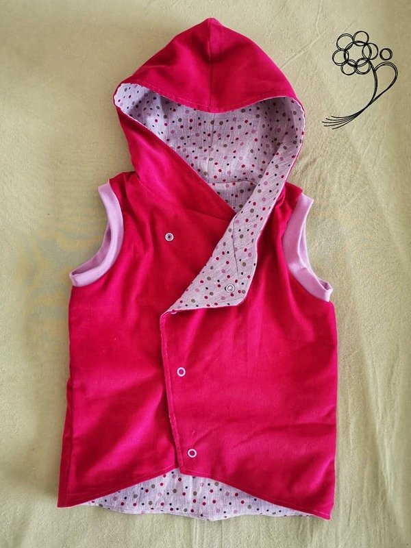 Ärmellose Kinderweste mit Kapuze, Druckknöpfen und gepunktetem Innenfutter