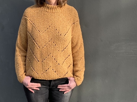 Pullover mit Loch- und Perlmuster, Strickanleitung