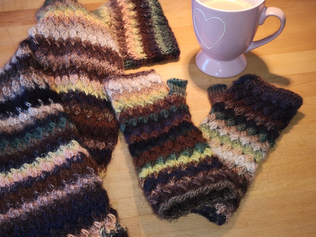 Waldgeist, ein zauberhaftes Set aus Schal und Stulpen in einfachem tollem Muster