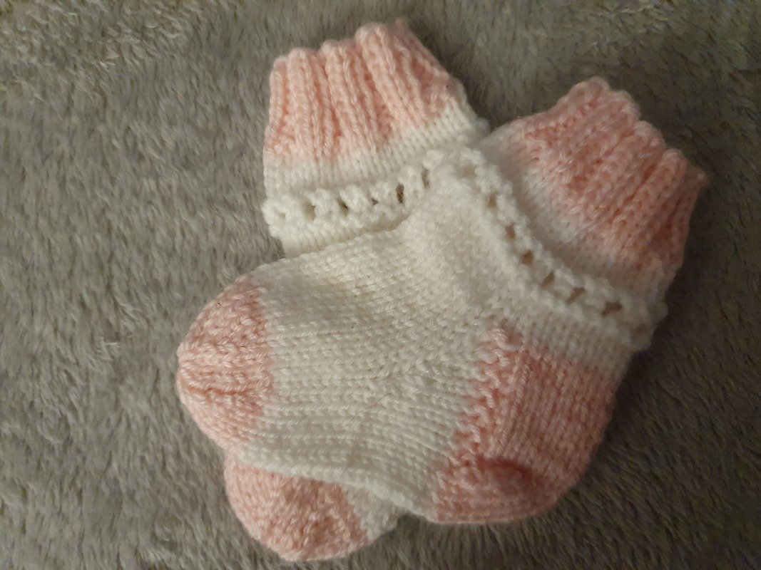 Strickanleitung für Babysöckchen mit Lochstreifen Größe 50/56 und 62/68