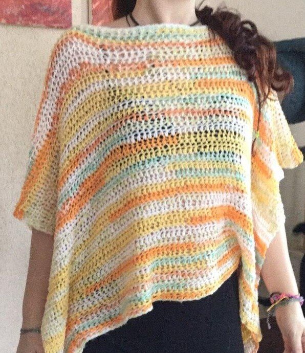 Damen Poncho gehäkelt Pastellstreifen luftiges Lochmuster