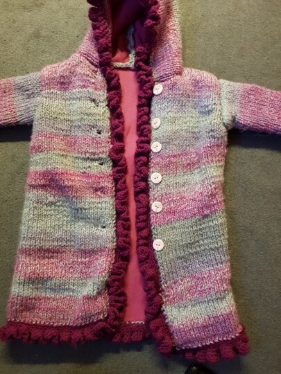 Strickanleitung Kindermantel mit gehäkelter Rüsche und Futter!