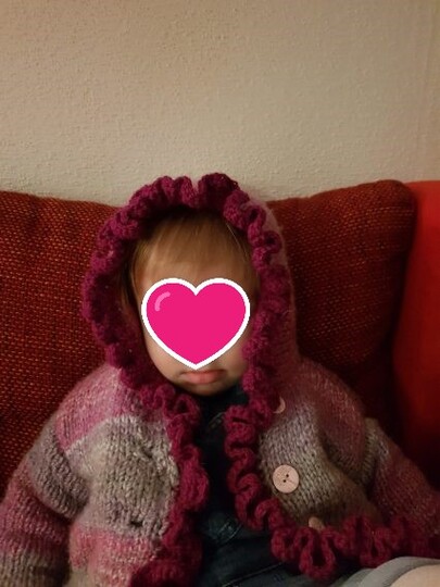 Strickanleitung Kindermantel mit gehäkelter Rüsche und Futter!